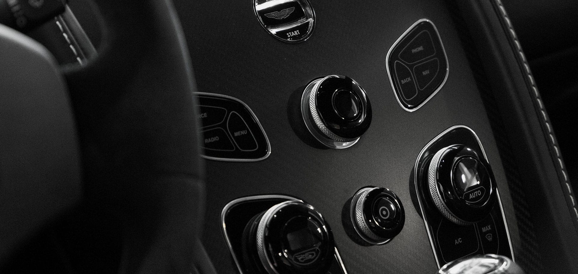 Middenconsole van een Aston Martin GT8 na interieurdetailing