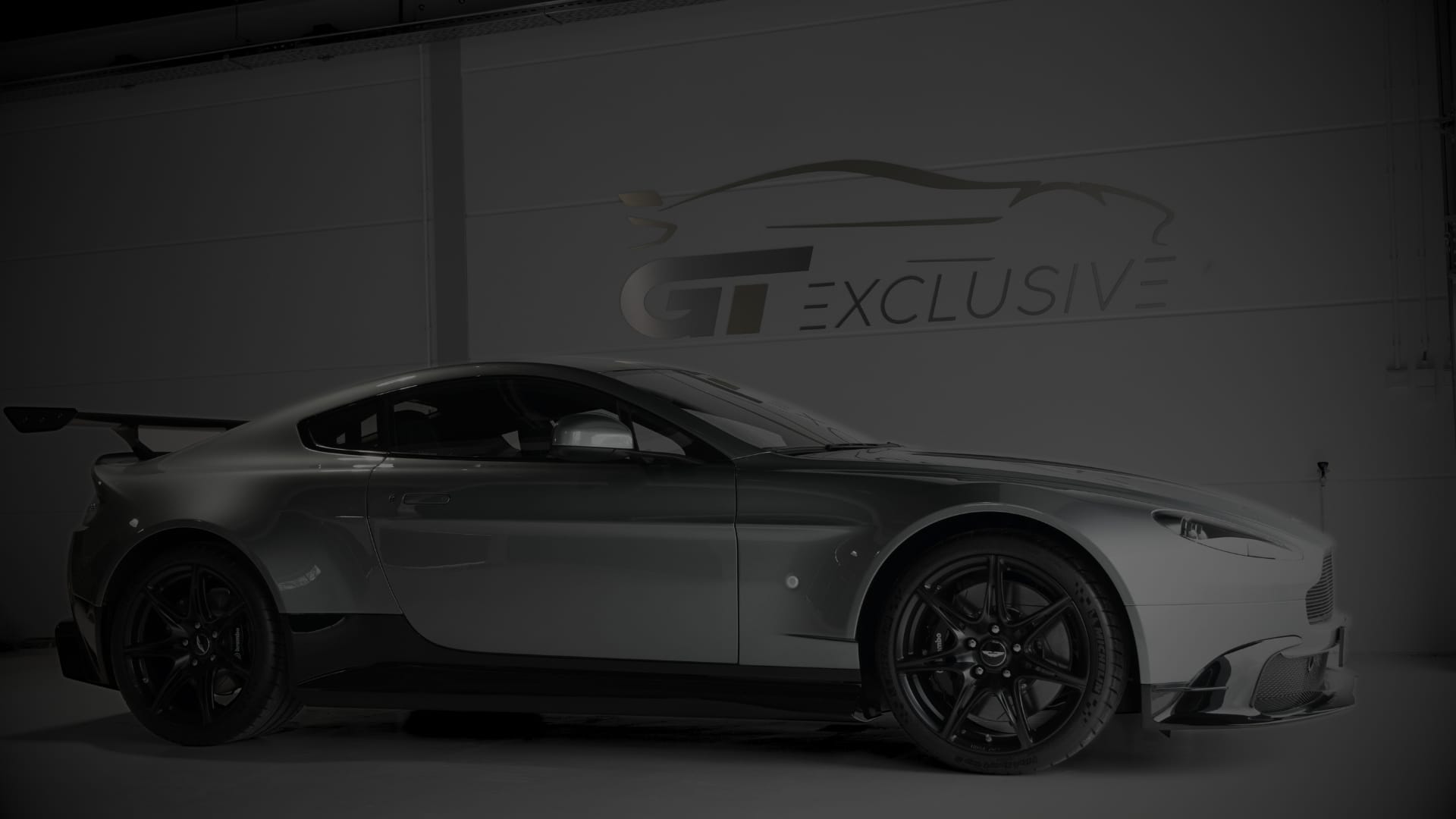 Aston Martin Vantage GT8 in de werkplaats van GT Exclusive in Nunspeet