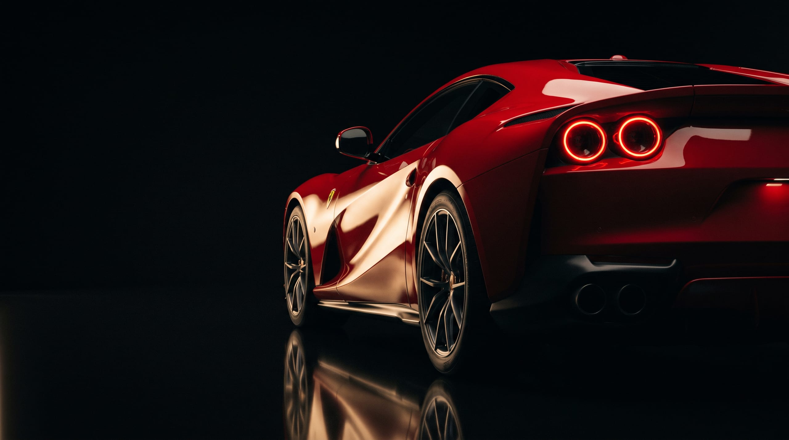 Achterzijde van een rode Ferrari 812 Superfast met gloeiende achterlichten en gouden lichtstreep