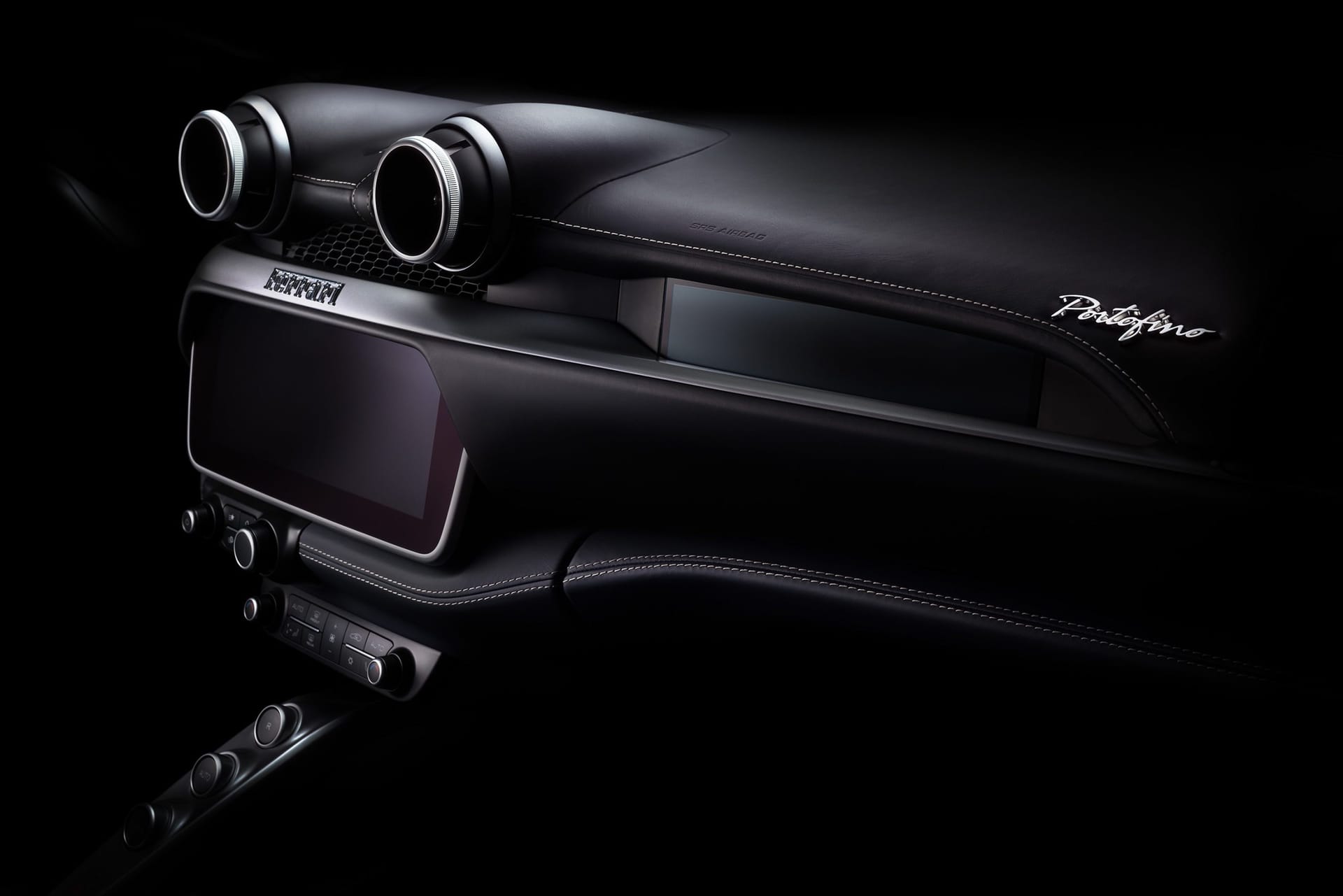 Dashboard van een Ferrari Portofino met leer en contraststiksel, behandeld door GT Exclusive