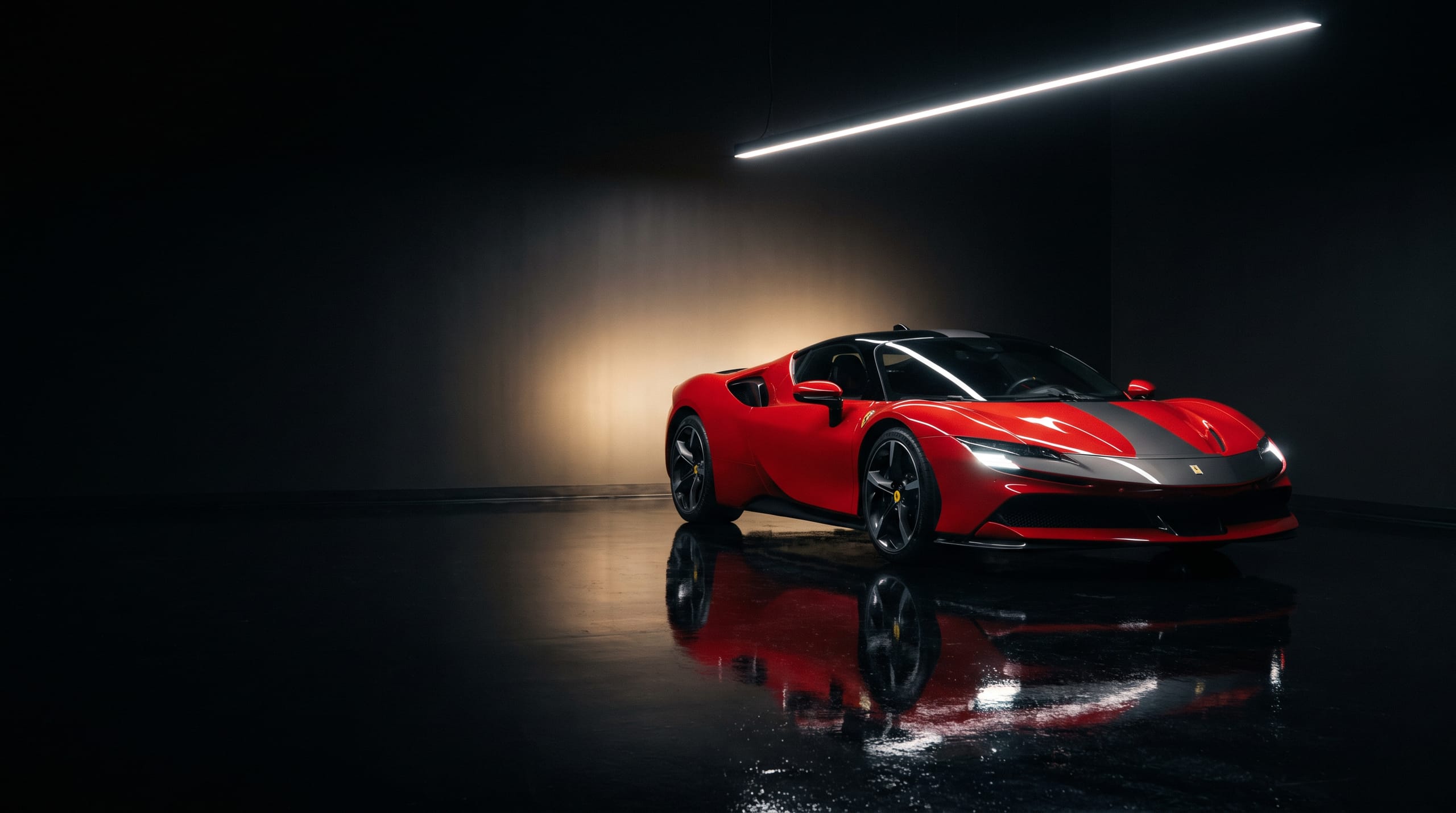 Ferrari SF90 Stradale Assetto Fiorano in de studio met warme gouden gloed op de achterwand